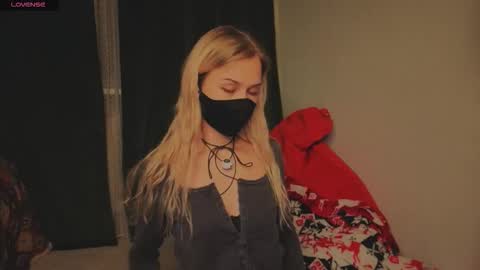 0ophelia online show from February 4, 8:35 pm