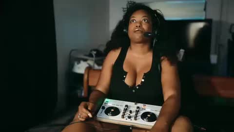 Lillycakes online show from October 10, 5:24 am