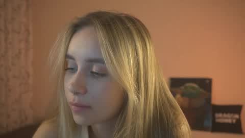 Elley  online show from February 25, 8:00 pm