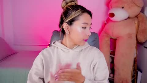 independent model online show from April 12, 9:35 am