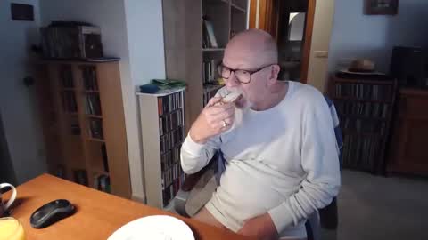  Papi  online show from April 9, 8:09 am