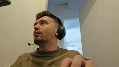 8inchdude93 online show from September 18, 8:07 am