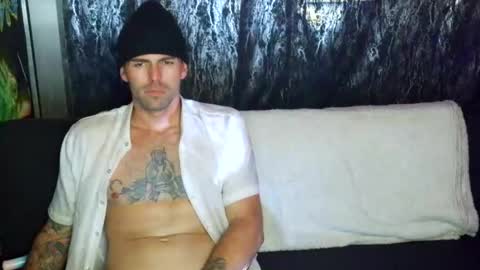 Snapshot of 8inspyder chatting on October 23, 9:00 am EvelDicknievel1 online show from October 23, 9:00 am