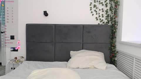 EMILY AND  MARCUS online show from November 3, 3:40 am