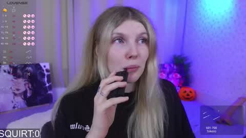 Snapshot of _aleksa chatting on October 14, 6:16 am Alexa online show from October 14, 6:16 am