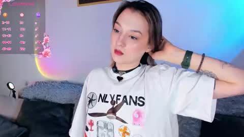 Snapshot of _ccrystaa_ chatting on October 9, 6:52 am Christina Chris online show from October 9, 6:52 am