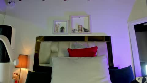 Isabella online show from March 7, 12:05 pm