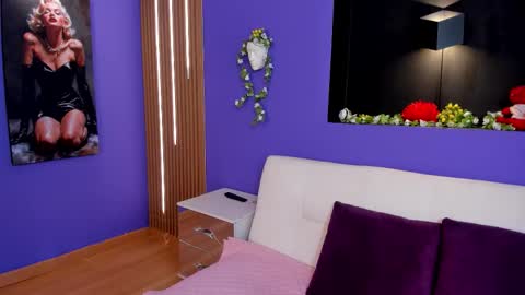 _emmawalka online show from December 3, 8:09 pm