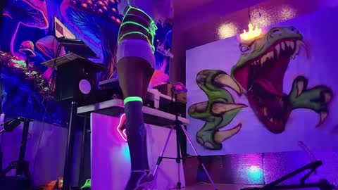 GlitterBox online show from December 5, 7:21 am