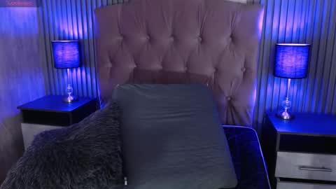 Mia online show from December 5, 4:27 pm