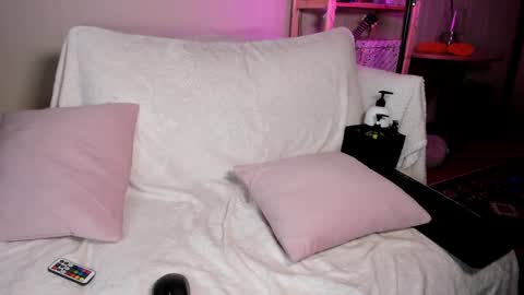 Kiara 0100 - 0700 UTC almost every day online show from December 7, 2:03 am