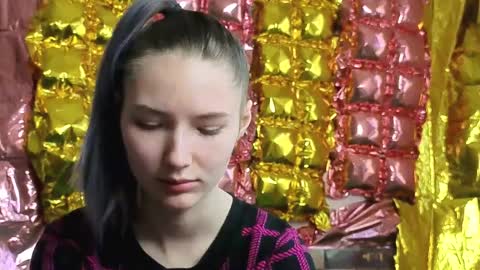 _kikiclark_ online show from April 9, 12:11 pm