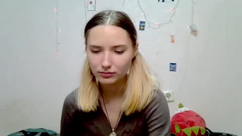 _kikiclark_ online show from September 20, 8:45 pm