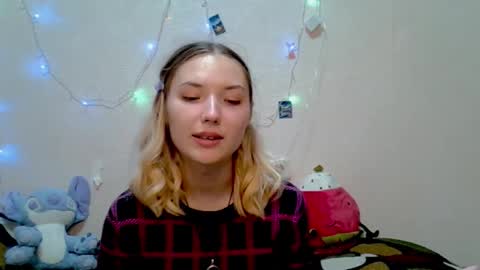 _kikiclark_ online show from October 3, 9:01 pm