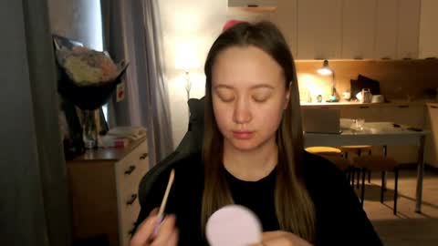 _lalune_ online show from April 13, 11:25 am