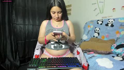 Snapshot of _litle_mily_ chatting on February 6, 4:21 am Mily online show from February 6, 4:21 am