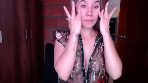 _lunablondie_ online show from February 12, 2:10 pm