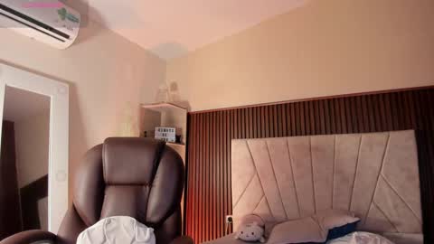 Niah  You can call me Ni or cutie haha online show from September 15, 8:43 pm