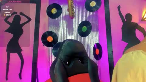 Nicky  Please help me with your thumbs up its importan online show from November 13, 7:49 pm