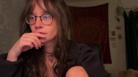 Mila online show from April 5, 9:45 pm