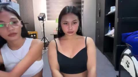 _petitechloe online show from April 20, 7:28 pm