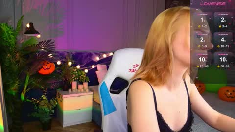 Snapshot of _ramona__ chatting on October 24, 6:25 am im Amy online show from October 24, 6:25 am
