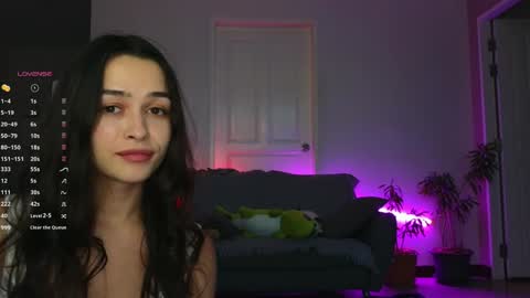 Snapshot of a_p_p_l_e chatting on December 5, 11:12 am Mila and Jess online show from December 5, 11:12 am
