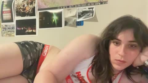 a_wild_camo_maid online show from January 24, 5:42 am