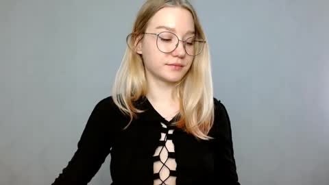 Snapshot of abbymoore__ chatting on February 18, 11:44 am Abby Lovense is active online show from February 18, 11:44 am