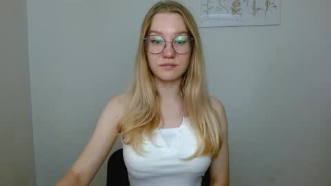 Snapshot of abbymoore__ chatting on September 20, 10:40 am Abby Lovense is active online show from September 20, 10:40 am