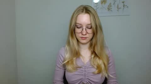 Snapshot of abbymoore__ chatting on September 27, 10:46 am Abby Lovense is active online show from September 27, 10:46 am