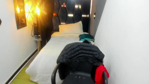 Abril Fox online show from April 8, 9:40 pm