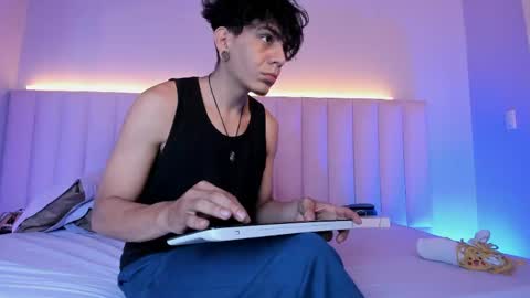Abril and Julian online show from May 28, 11:52 am