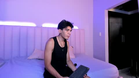 Abril and Julian online show from July 4, 7:39 pm