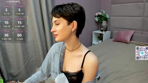 Adeline Perle online show from October 11, 1:32 am