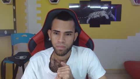 adri_sexboy online show from March 12, 3:29 pm