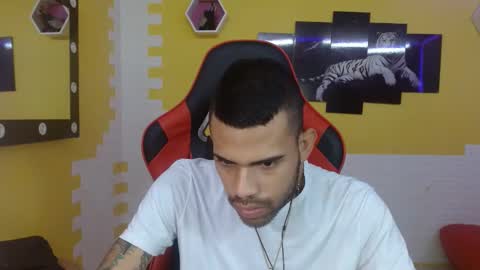 adri_sexboy online show from February 19, 12:11 pm