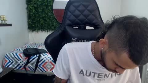 adri_sexboy online show from February 18, 12:49 pm