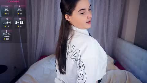 Lana  1800 - 0330 UTC   Mia 0700- 1630 UTC online show from September 19, 6:50 am