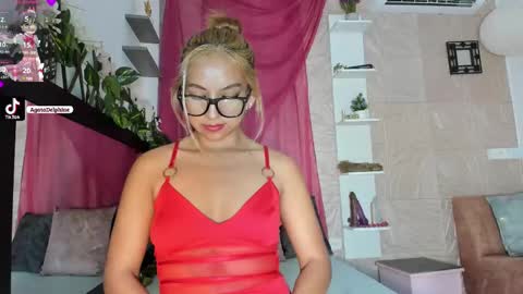 Snapshot of agatadelphine_mr chatting on March 11, 8:42 pm Agatadelphine online show from March 11, 8:42 pm
