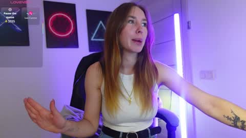 Agelina Lilly Laura online show from September 30, 3:33 pm