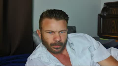 Blue Eyed Handsome Man online show from July 8, 1:42 am