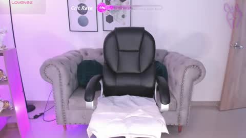 AIDA ADAMS online show from February 5, 1:04 pm