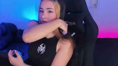 aishelyng20 online show from November 12, 4:53 pm