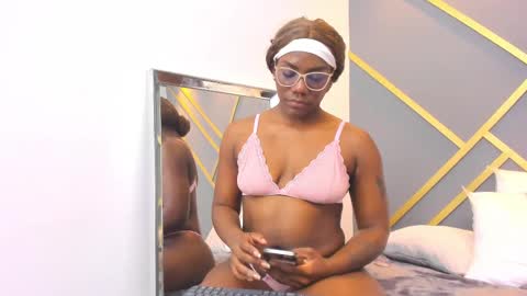 Snapshot of alaia_colins chatting on February 26, 6:40 am alaia_colins online show from February 26, 6:40 am