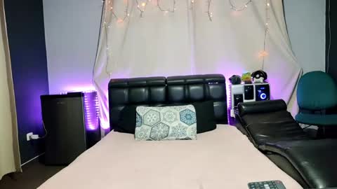 AlaiaSam online show from April 18, 12:01 am