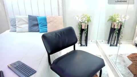     online show from April 18, 7:58 pm