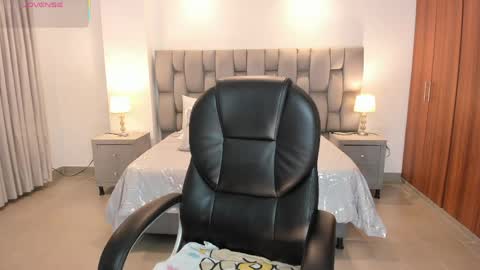 alana  online show from April 17, 11:50 pm