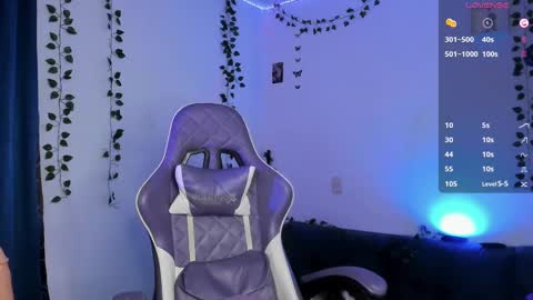 Snapshot of ale_petitee chatting on March 11, 6:52 am alexa online show from March 11, 6:52 am