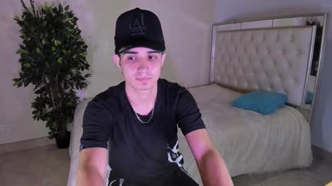 alejo_gray1 online show from November 28, 3:47 am